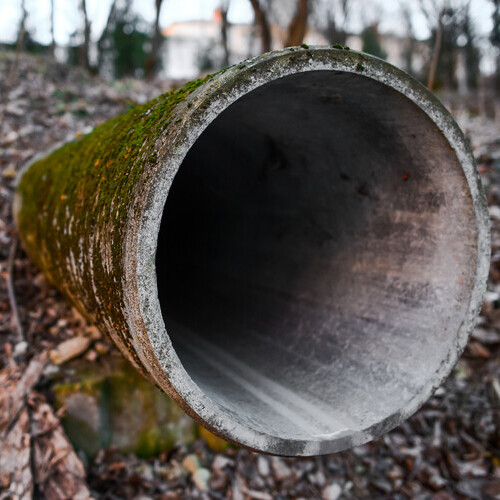 sewage pipe acts on the ground